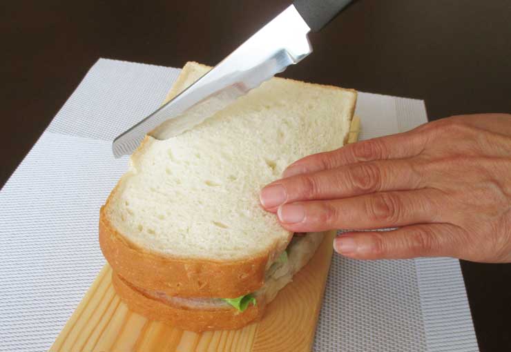 サンドイッチとパン切りナイフ